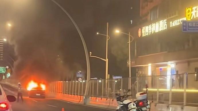 开云体育下载-今晚中环内圈一辆轿车起火 所幸无人伤亡